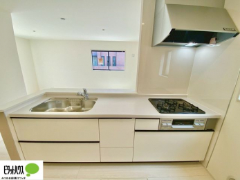 �L�b�`���@�{�H��ʐ^�@�l�C�̃J�E���^�[�L�b�`������́A���r���O�ɂ��邲�Ƒ��̗l�q���f���܂�