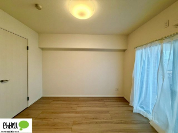 ���̑����ρ@���r���O���ɂ͗m�����B�h�A���J���āA����ɍL����Ԃɂ��邱�Ƃ��\�ł��B