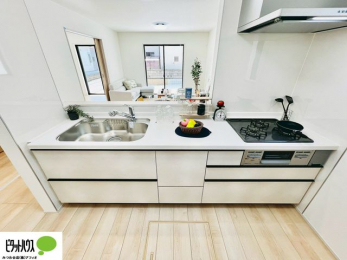 �L�b�`���@�{�H��ʐ^�@�l�C�̃J�E���^�[�L�b�`������́A���r���O�ɂ��邲�Ƒ��̗l�q���f���܂�