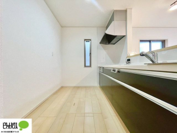 �L�b�`���@�l�C�̃J�E���^�[�L�b�`������́A���r���O�ɂ��邲�Ƒ��̗l�q���f���܂�