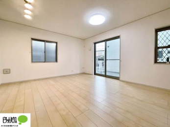 ���̑��@�傫�ȑ�����ۓI�ȃ��r���O�́A�������邢��C�ɂ��Ă���܂��ˁB