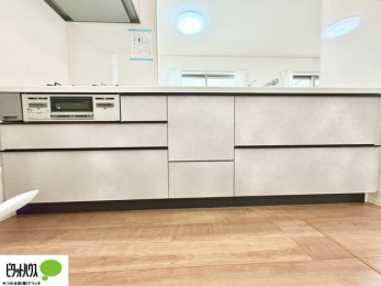 �L�b�`���@�l�C�̃J�E���^�[�L�b�`������́A���r���O�ɂ��邲�Ƒ��̗l�q���f���܂�