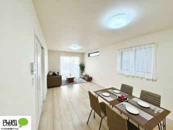 ���r���O�@���R�����������ޒg���ȃ��r���O�B��������ɂ͓Ǐ��₨���Q�ł����Ȃ���̂�т�Ɖ߂����ЂƎ����B