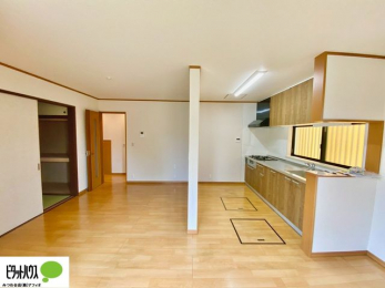 ���r���O�@���R�����������ޒg���ȃ��r���O�B��������ɂ͓Ǐ��₨���Q�ł����Ȃ���̂�т�Ɖ߂����ЂƎ����B