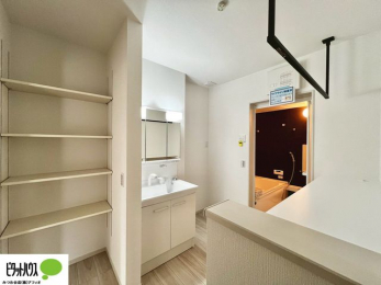 ���ʑ�E���ʏ��@���ʏ��Ɏ��[�X�y�[�X��݂��܂����B������^�I���A�X�g�b�N��܂Ȃǉ����Ƒ����̂Ń��l���ɃX�y�[�X������Əd�󂵂܂��B