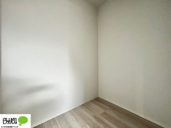 ���[�@�傫�ȃE�H�[�N�C���N���[�[�b�g�ɂ́A�G�ߕ��̈ߗނȂǂ܂Ƃ߂Ď��[�ł��A���������L���g���܂�