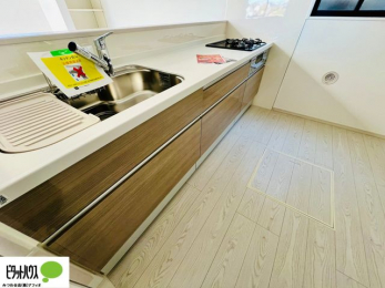 �L�b�`���@�{�H��ʐ^�@�l�C�̃J�E���^�[�L�b�`������́A���r���O�ɂ��邲�Ƒ��̗l�q���f���܂�