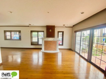 ���r���O�@�傫�ȑ��̂��郊�r���O�͖��邭�A���ʂ����ǂ��A�Ƒ��݂�Ȃ̏΂����������n��܂�