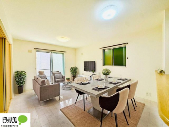 ���r���O�@15���̃��r���O�́A�Ƌ�̔z�u���l���₷�������`�^�ł��B�߂����₷���Ƒ��݂�Ȃ̌e���̏�ɁB