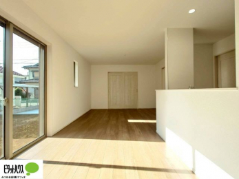 ���r���O�@�傫�ȑ��̂��郊�r���O�͖��邭�A���ʂ����ǂ��A�Ƒ��݂�Ȃ̏΂����������n��܂�