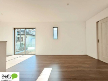 ���r���O�@���R�����������ޒg���ȃ��r���O�B��������ɂ͓Ǐ��₨���Q�ł����Ȃ���̂�т�Ɖ߂����ЂƎ����B