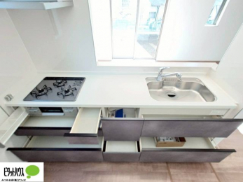 �L�b�`���@�l�C�̃J�E���^�[�L�b�`������́A���r���O�ɂ��邲�Ƒ��̗l�q���f���܂�