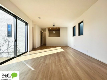 ���r���O�@�傫�ȑ��̂��郊�r���O�͖��邭�A���ʂ����ǂ��A�Ƒ��݂�Ȃ̏΂����������n��܂�