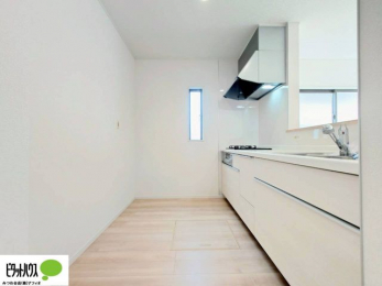 �L�b�`���@�l�C�̃J�E���^�[�L�b�`������́A���r���O�ɂ��邲�Ƒ��̗l�q���f���܂�