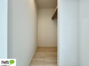 ���̑����ρ@�傫�ȃE�H�[�N�C���N���[�[�b�g�ɂ́A�G�ߕ��̈ߗނȂǂ܂Ƃ߂Ď��[�ł��A���������L���g���܂�