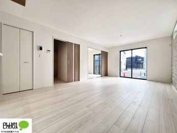 ���r���O�@���R�����������ޒg���ȃ��r���O�B��������ɂ͓Ǐ��₨���Q�ł����Ȃ���̂�т�Ɖ߂����ЂƎ����B