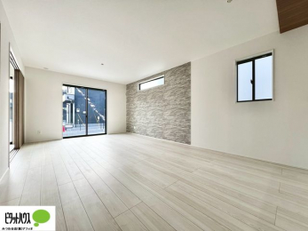 ���r���O�@�傫�ȑ��̂��郊�r���O�͖��邭�A���ʂ����ǂ��A�Ƒ��݂�Ȃ̏΂����������n��܂��B