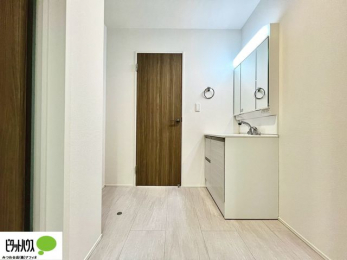 ���ʑ�E���ʏ��@���ʏ��Ɏ��[�X�y�[�X��݂��܂����B������^�I���A�X�g�b�N��܂Ȃǉ����Ƒ����̂Ń��l���ɃX�y�[�X������Əd�󂵂܂��B