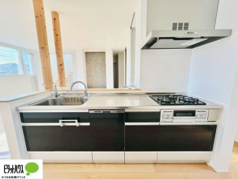 �L�b�`���@�l�C�̃J�E���^�[�L�b�`������́A���r���O�ɂ��邲�Ƒ��̗l�q���f���܂�