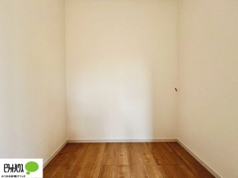 ���[�@�傫�ȃE�H�[�N�C���N���[�[�b�g�ɂ́A�G�ߕ��̈ߗނȂǂ܂Ƃ߂Ď��[�ł��A���������L���g���܂��B