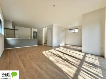 ���r���O�@���R�����������ޒg���ȃ��r���O�B��������ɂ͓Ǐ��₨���Q�ł����Ȃ���̂�т�Ɖ߂����ЂƎ����B