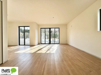 ���r���O�@�傫�ȑ��̂��郊�r���O�͖��邭�A���ʂ����ǂ��A�Ƒ��݂�Ȃ̏΂����������n��܂��B