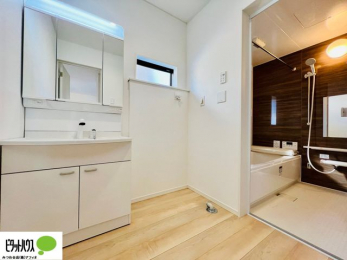 ���r���O�@�傫�ȑ�����ۓI�ȃ��r���O�́A�������邢��C�ɂ��Ă���܂��ˁB�����ۂ̎����ʐ^��CG�ŉƋ��z�u�����C���[�W�ł���A���ۂƂ͑����قȂ�܂��B