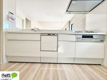 �L�b�`���@�{�H��ʐ^�F�l�C�̃J�E���^�[�L�b�`������́A���r���O�ɂ��邲�Ƒ��̗l�q���f���܂�