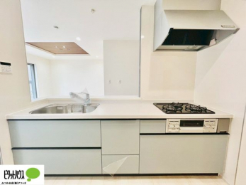 �L�b�`���@�{�H��ʐ^�F�l�C�̃J�E���^�[�L�b�`������́A���r���O�ɂ��邲�Ƒ��̗l�q���f���܂�