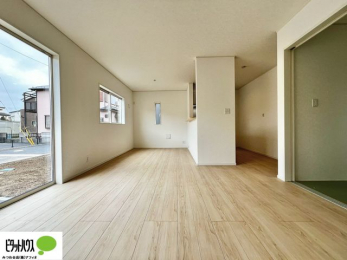 ���r���O�@���R�����������ޒg���ȃ��r���O�B��������ɂ͓Ǐ��₨���Q�ł����Ȃ���̂�т�Ɖ߂����ЂƎ����B