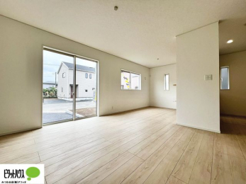 ���r���O�@�傫�ȑ��̂��郊�r���O�͖��邭�A���ʂ����ǂ��A�Ƒ��݂�Ȃ̏΂����������n��܂�