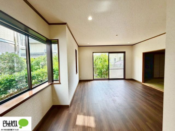 ���r���O�@���R�����������ޒg���ȃ��r���O�B��������ɂ͓Ǐ��₨���Q�ł����Ȃ���̂�т�Ɖ߂����ЂƎ����B