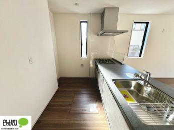 �L�b�`���@�{�H��ʐ^�@�V�z�Ȃ�ł͂̃s�J�s�J�̃L�b�`���͖����̂��������y�������Ă���܂��ˁB