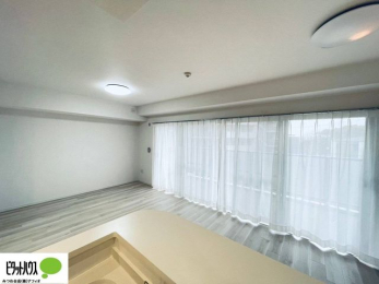 ���̑��@�傫�ȑ��̂��郊�r���O�͖��邭�A���ʂ����ǂ��A�Ƒ��݂�Ȃ̏΂����������n��܂�