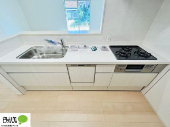 �L�b�`���@�{�H��ʐ^�F�l�C�̃J�E���^�[�L�b�`������́A���r���O�ɂ��邲�Ƒ��̗l�q���f���܂�