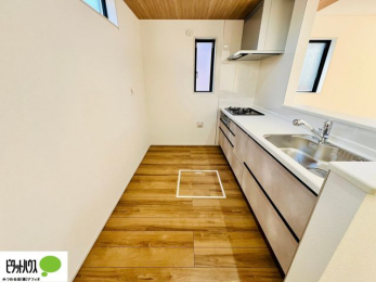 �L�b�`���@�{�H��ʐ^�F�l�C�̃J�E���^�[�L�b�`������́A���r���O�ɂ��邲�Ƒ��̗l�q���f���܂�