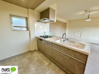 �L�b�`���@�l�C�̃J�E���^�[�L�b�`������́A���r���O�ɂ��邲�Ƒ��̗l�q���f���܂�