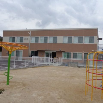 ���̑��@�f�M�ށF���ɋ������`�^�f�M�ށB�O�ǂ�1�K���ɐ��ɋ������`�^�f�M�ރ|���X�`�����t�H�[�����̗p�B