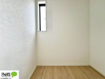 ���ց@�傫�ȃE�H�[�N�C���N���[�[�b�g�ɂ́A�G�ߕ��̈ߗނȂǂ܂Ƃ߂Ď��[�ł��A���������L���g���܂�