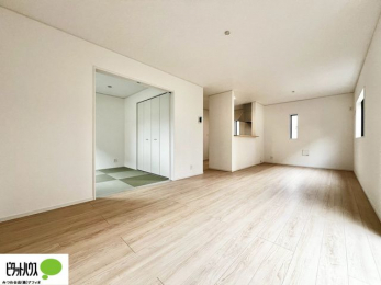 ���r���O�@���r���O�͉Ƒ��ōL�X�Ɖ߂�����18���B�L�b�`�����烊�r���O�����ʂ��āA���q����̗l�q���΂�����B