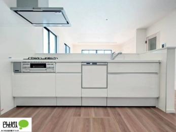 �L�b�`���@�l�C�̃J�E���^�[�L�b�`������́A���r���O�ɂ��邲�Ƒ��̗l�q���f���܂�