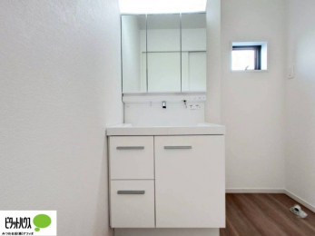 ���ʑ�E���ʏ��@�O�ʋ��̗���A�V���N���ȂǑ������[��������A�L�X�Ƃ������ʉ��ϑ�ł��B