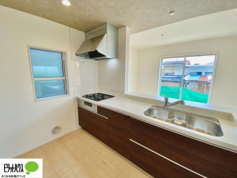 �L�b�`���@�{�H��ʐ^�@�l�C�̃J�E���^�[�L�b�`������́A���r���O�ɂ��邲�Ƒ��̗l�q���f���܂�