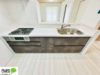 �L�b�`���@�{�H��ʐ^�@�l�C�̃J�E���^�[�L�b�`������́A���r���O�ɂ��邲�Ƒ��̗l�q���f���܂�