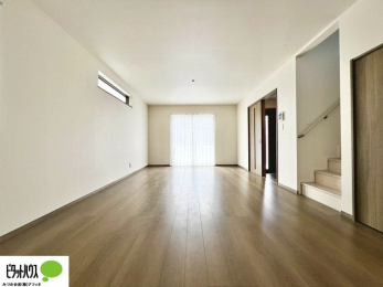 ���r���O�@���R�����������ޒg���ȃ��r���O�B��������ɂ͓Ǐ��₨���Q�ł����Ȃ���̂�т�Ɖ߂����ЂƎ����B