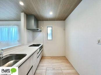 �L�b�`���@�{�H��ʐ^�F�l�C�̃J�E���^�[�L�b�`������́A���r���O�ɂ��邲�Ƒ��̗l�q���f���܂�