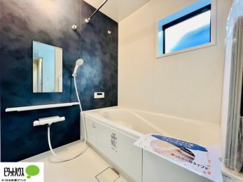 �L�b�`���@�l�C�̃J�E���^�[�L�b�`������́A���r���O�ɂ��邲�Ƒ��̗l�q���f���܂�