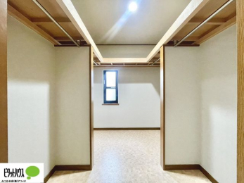 ���[�@�傫�ȃE�H�[�N�C���N���[�[�b�g�ɂ́A�G�ߕ��̈ߗނȂǂ܂Ƃ߂Ď��[�ł��A���������L���g���܂�