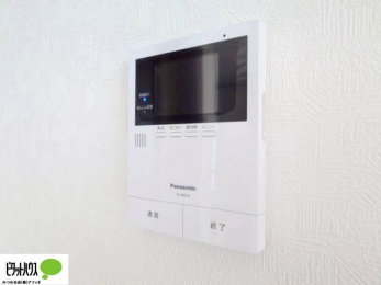 �@������Ԃ����S��TV���j�^�[�t���C���^�[�z��