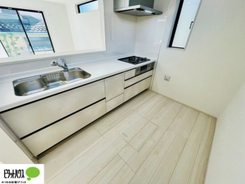 �L�b�`���@�{�H��ʐ^�@�l�C�̃J�E���^�[�L�b�`������́A���r���O�ɂ��邲�Ƒ��̗l�q���f���܂�